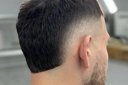 Coupe texturée vue de dos avec dégradé bas et nuque nette