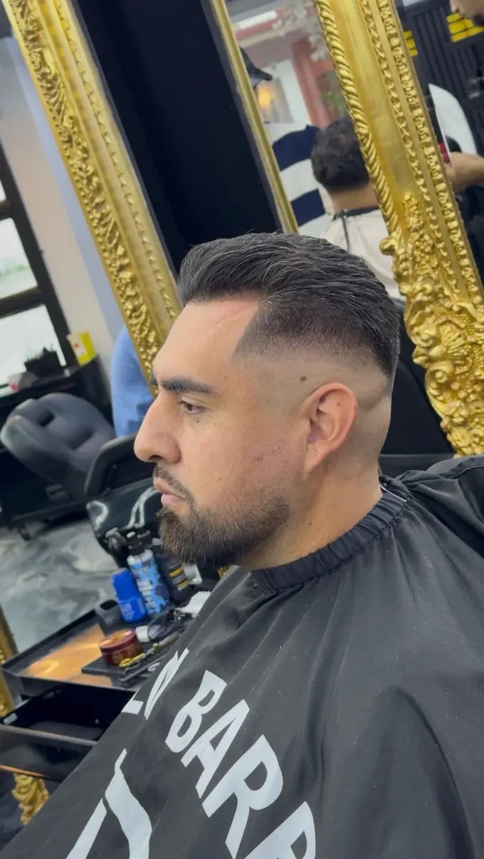 Coupe homme coiffée vers l’arrière avec dégradé haut et barbe taillée, chez Bill-K à Longueuil